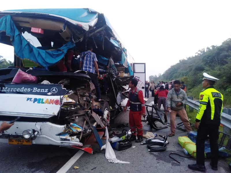 Bus Hantam Ekor Truk di Tol Permai, 2 Tewas,Belasan Terluka