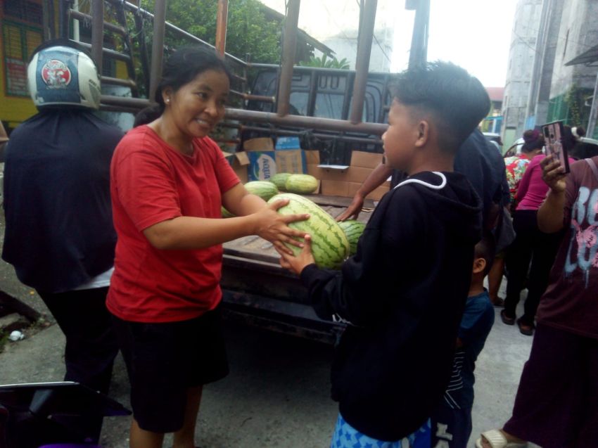 Tak Rela Dagangannya Diamankan Satpol PP Rohil, Jumida Pilih Bagikan 3 Ton Semangka ke Warga