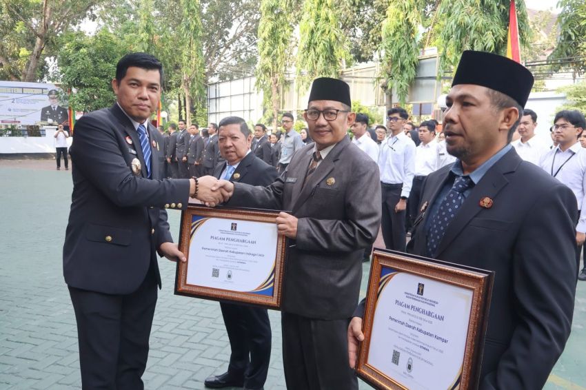 Bupati Inhil Terima Penghargaan Terbaik II IRH dari Kanwil Kemenkum Riau