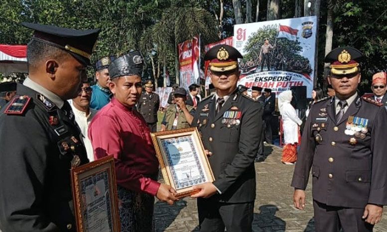 Berperan Sukseskan Tim Ekspedisi Merah Putih, Kapolsek Teluk Meranti dan Masyarakat Dapat Piagam Penghargaan pada Momen HUT RI