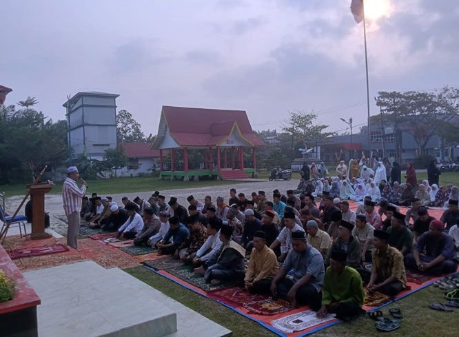 Sholat Istisqa Digelar di Teluk Meranti, Warga Berdoa Memohon Turunnya Hujan