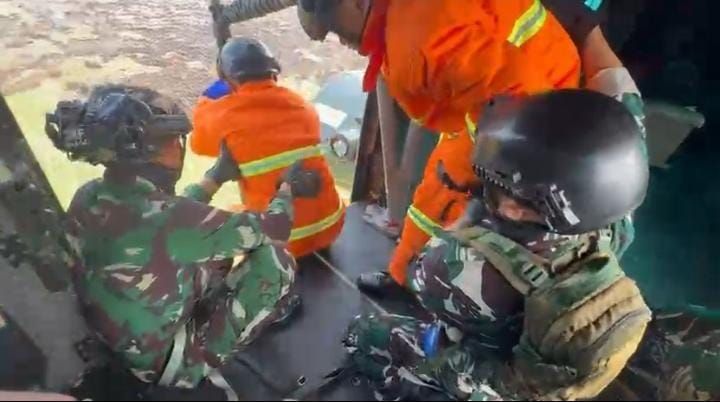 Tim Alpha Lakukan Fastrope ke Titik Api di Riau, Buka Jalan Tim Free Fall