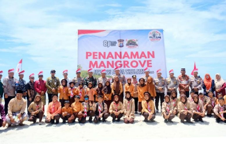 Ekspedisi Merah Putih Tanam Ribuan Mangrove dan Serahkan Bantuan Nelayan di Pulau Rupat
