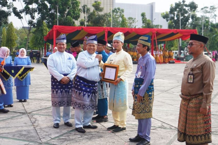 Hari Jadi Riau Ke-69, Lima Kabupaten dan Kota Terima Penghargaan