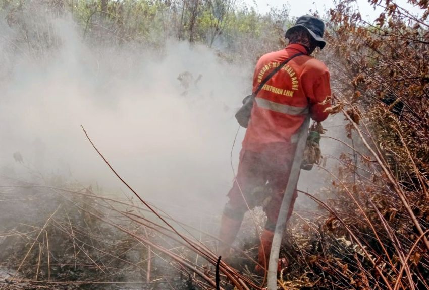 Karhutla Sungai Guntung Hilir Melebar, Alat Berat Tambahan dan Heli Water Bombing Dikerahkan