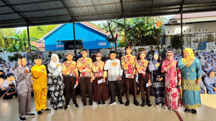 Kepala UPT SMP Negeri 1 Bangkinang Kota Lepas Lima Siswa yang Mengikuti Jambore Nasional XII Cibubur Jakarta