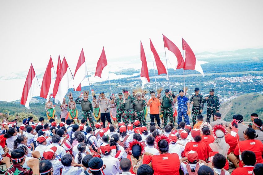 Sang Merah Putih Terbesar di Indonesia Berkibar di Puncak Gunung Cycloop Papua