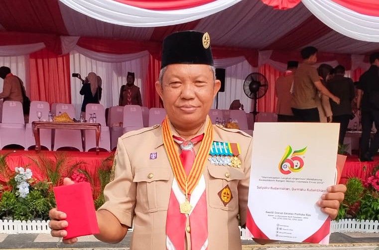 Salim, S. Pd, Ketua Kwarran Siak Hulu Terima Lencana Melati Pramuka: Pengabdian, Kesetiaan dan Dedikasi