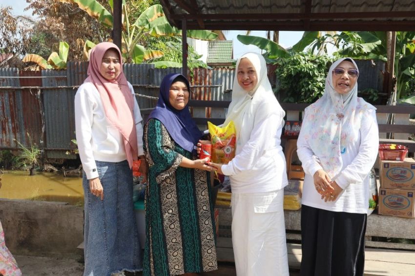 Serahkan Bantuan untuk Korban Kebakaran, Ketua TP PKK Inhil Sampaikan Belasungkawa