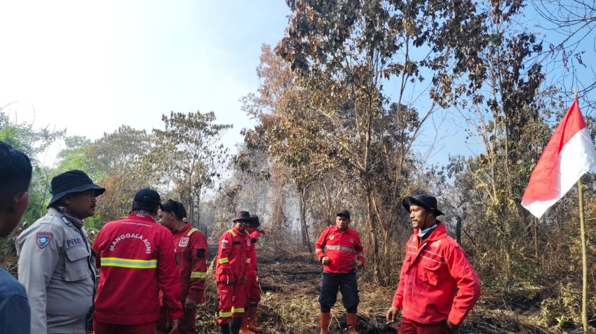 HUT Kemerdekaan RI Ke-81, Manggala Agni Riau Kibarkan Sang Merah Putih di Tengah Asap Karhutla