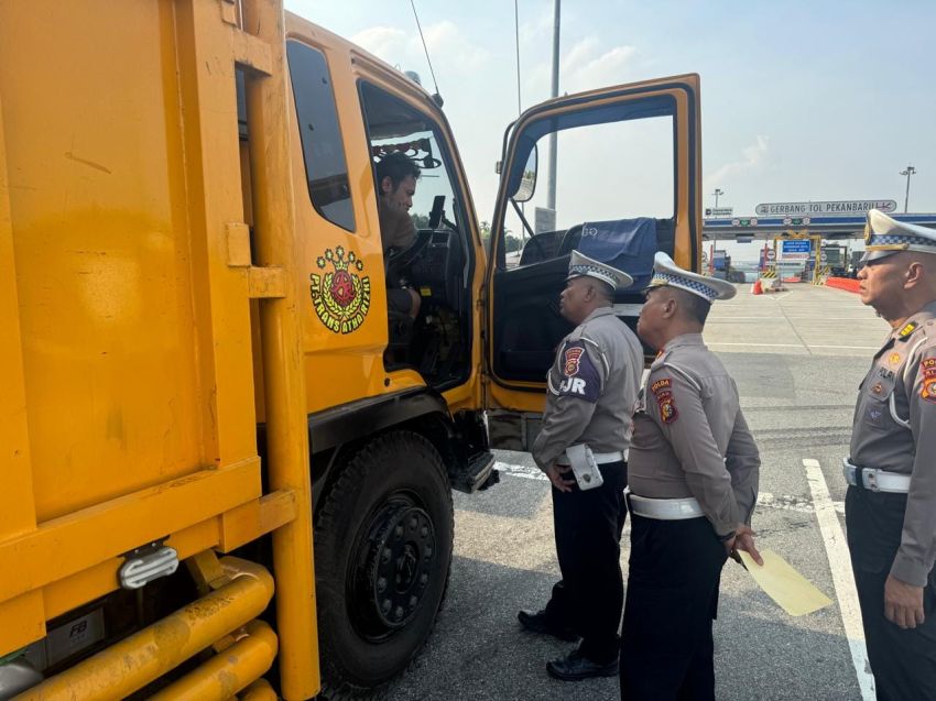 Tim Gabungan Tertibkan Belasan Truk ODOL di Tol Permai
