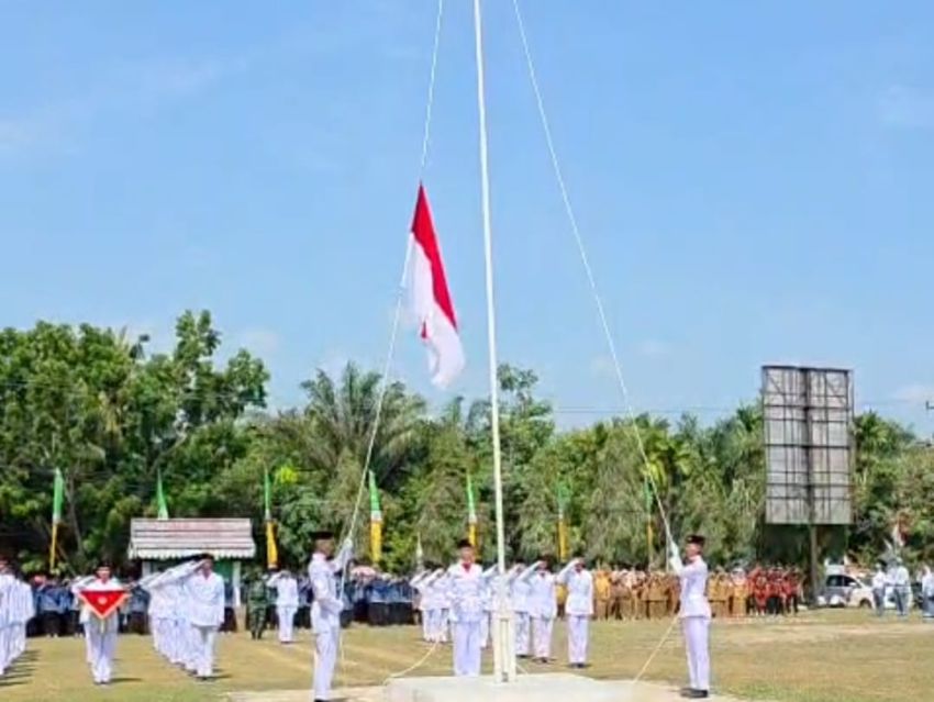 Paskibra Siak Hulu Sukses Kibarkan Sang Merah Putih pada Upacara HUT Kemerdekaan RI Ke-81