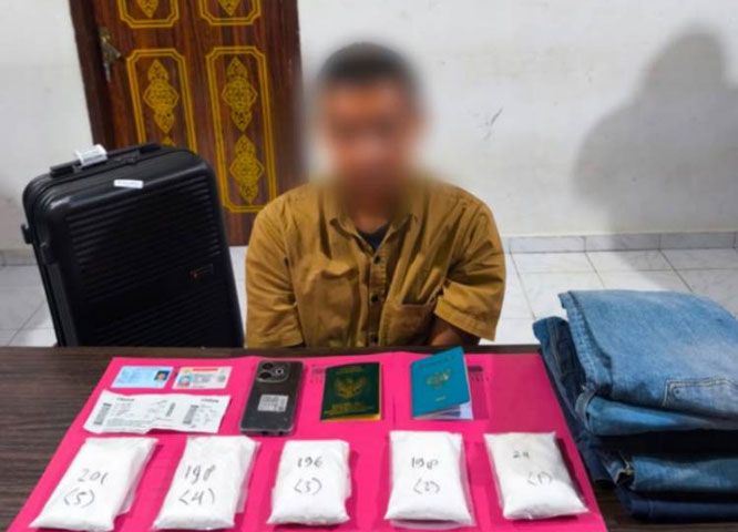 Sabu Diselipkan dalam Celana Jeans, Pria Asal Aceh Diciduk di Bandara