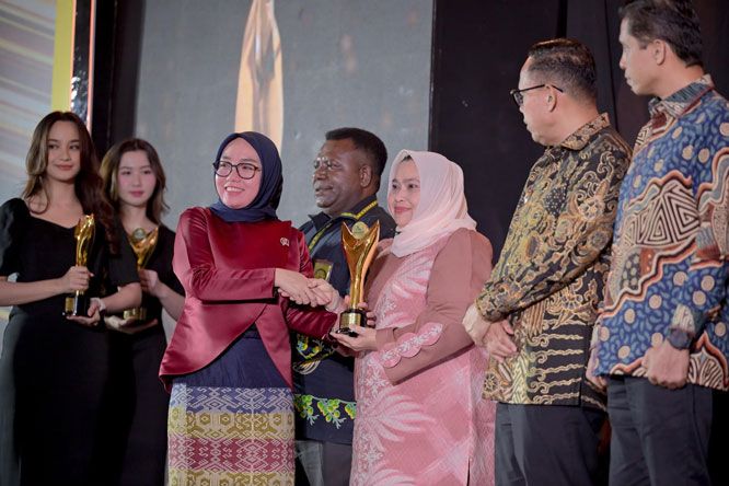 Komitmen Majukan Ekonomi Kerakyatan, Bupati Kasmarni Raih Penghargaan Bakti Koperasi Nayaka Mahambara 2026