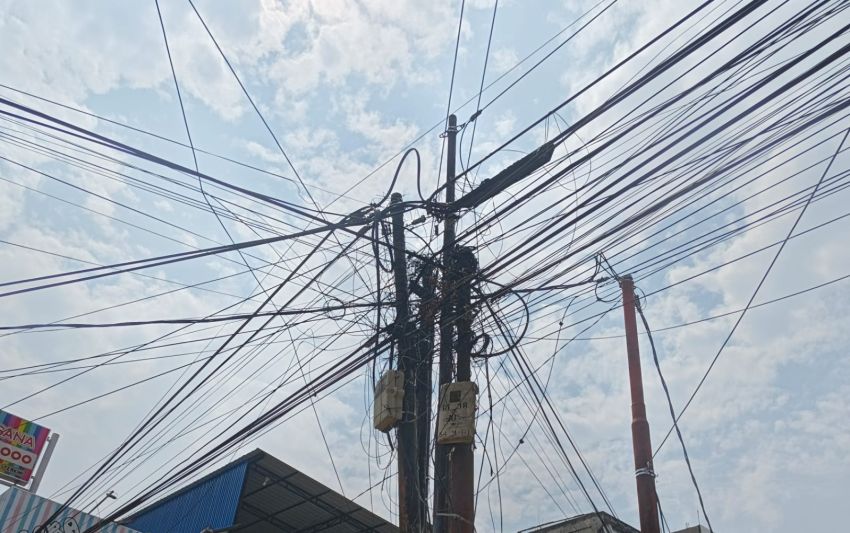 PLN Tembilahan  Belum Tuntaskan Kabel Semrawut
