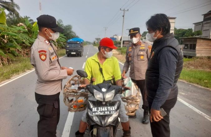 Polsek Teluk Meranti Bagikan Masker kepada Pengguna Jalan, Imbau Warga Cegah Karhutla