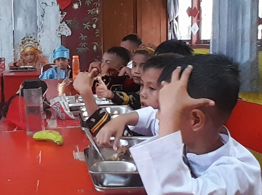 Akibat Asap Karhutla Siswa Pekanbaru Belajar Daring, MBG Tetap Jalan