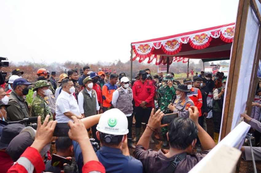 Menhut Tinjau Pemadaman Karhutla Kerumutan