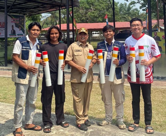 KKN Kelompok 17 Universitas Abdurrab Serahkan Reflector Jalan untuk Tingkatkan Keselamatan Pengendara di Desa Senama Nenek
