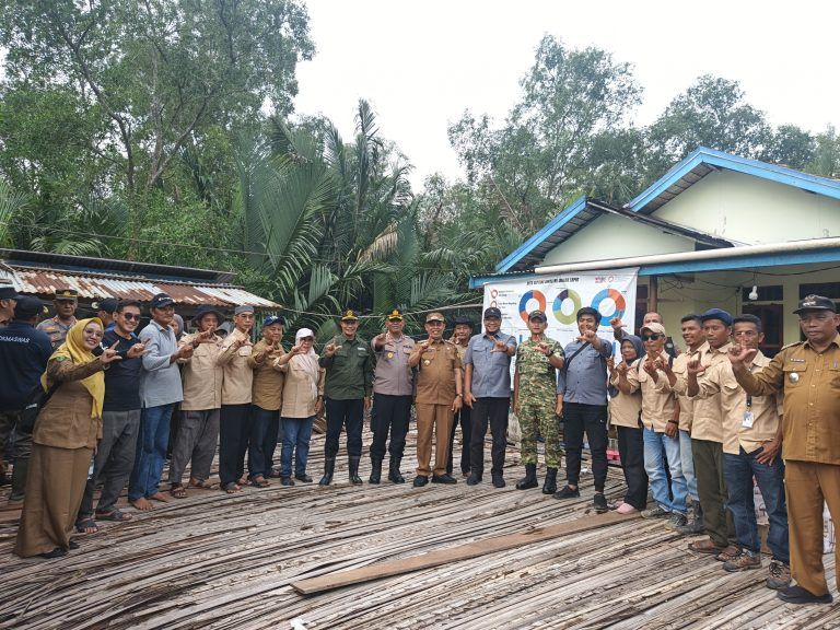 Ketua DPRD Inhil dan Bupati Hadiri Penanaman Mangrove