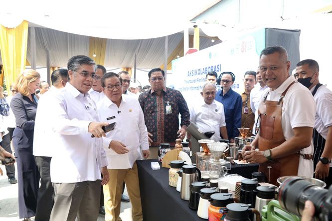 Menaker Yassierli: Pekerja Informal Sektor Persampahan Dapat Diskon Iuran JKK-JKM 50 Persen