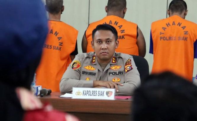 Polisi Bongkar Sindikat Pembuat dan Pengedar SIM Palsu di Riau, 8 Tersangka Diamankan