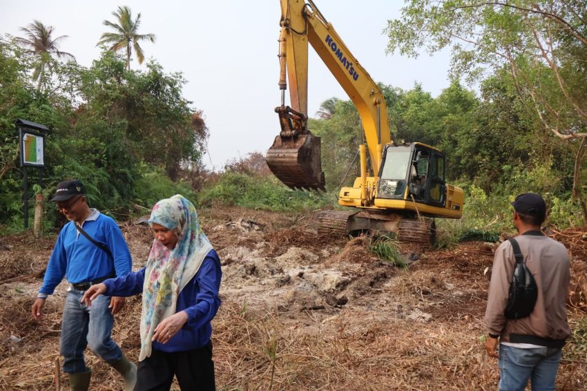 Sumber Air Pemadaman Karhutla, Plh Bupati Yuliantini Tinjau Normalisasi Parit 18