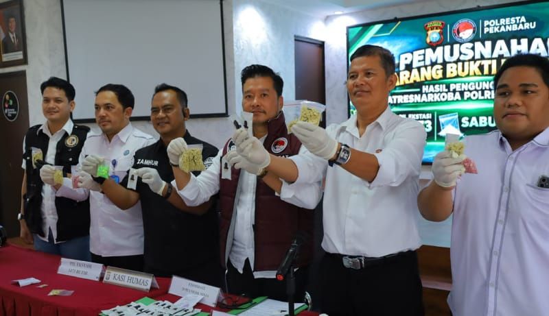 Polresta Pekanbaru Musnahkan Ribuan Butir Ekstasi, Sabu dan Cartridge Etomidate