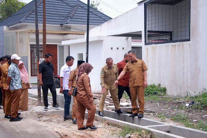 Agung Nugroho Tinjau Jalan Embun Pagi, Siapkan Aspal Baru dan Drainase