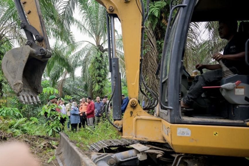 Cegah Karhutla, Bupati Kasmarni Dorong Land Clearing dengan Alat Berat
