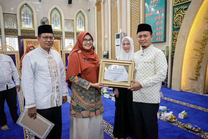 Wako Pekanbaru Terima Penghargaan Kemenhaj, Tanggung Penuh Biaya Domestik Haji