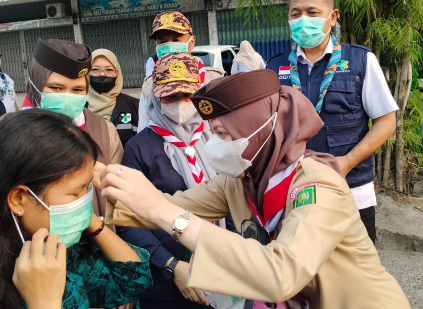 Cegah Paparan Asap Karhutla, Ketua Kwarcab Pramuka Pekanbaru Bagikan Ribuan Masker kepada Warga