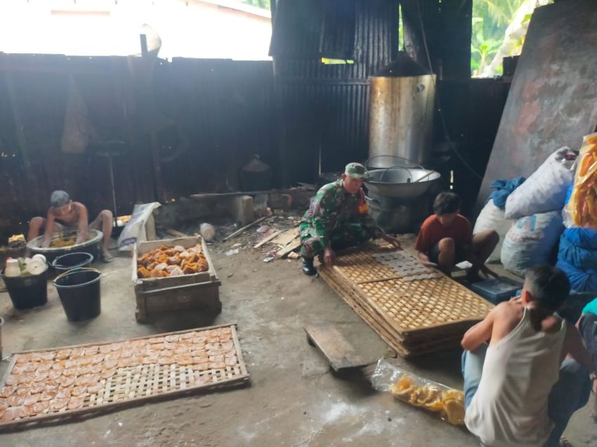 Dukung UMKM, Babinsa 0321- 05/RM Bantu Pembuatan Kerupuk di Desa Bangko Sempurna
