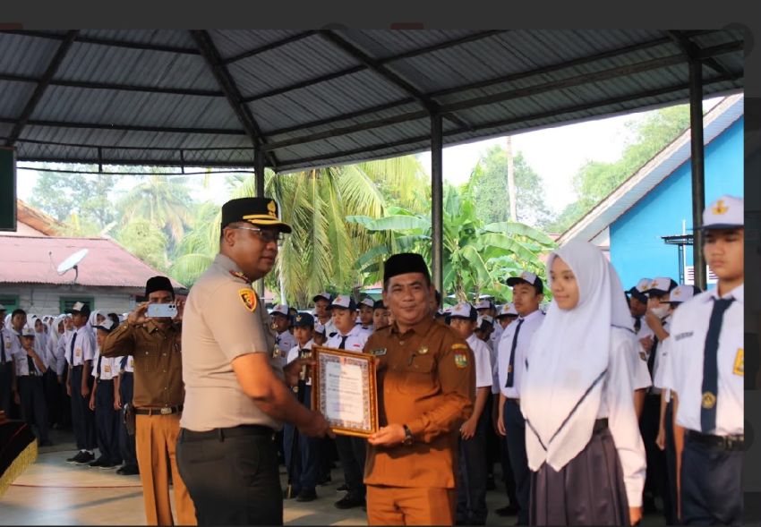 Gerakan Cinta Alam Lewat Green Policing, Kapolres Kampar Jadi Pembina Upacara di UPT SMP Negeri 1 Bangkinang Kota