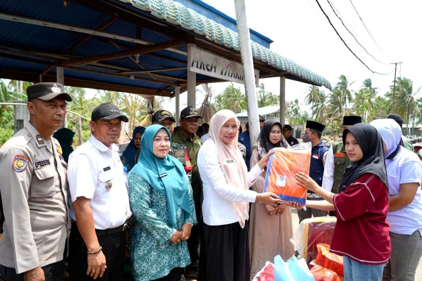 Plh. Bupati Inhil Yuliantini Serahkan Bantuan kepada Korban Kebakaran di Pulau Burung