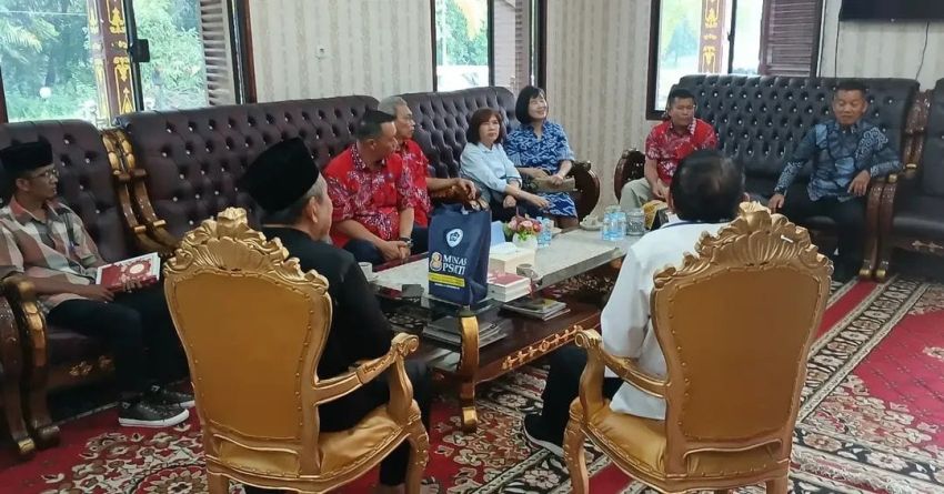 PSMTI Serahkan Alquran Berornamen Tionghoa ke LAMR
