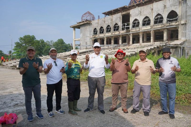 Gerakan Jumat Bersih, Sekda Inhil Gotong Royong Bersama di Area Islamic Center Tembilahan