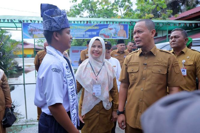 Peserta Didik Kurang Mampu Tak Perlu Khawatir, Pemko Beri Seragam Gratis