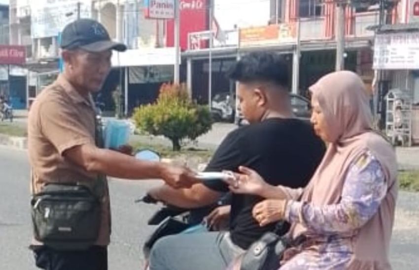 Peduli Dampak Kabut Asap, PWRI Rohul dan LSM KOREK Salurkan Masker kepada Pengguna Jalan