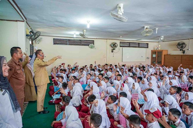Tinjau MPLS, Wawako Pekanbaru Markarius Tegaskan Jangan Ada Bulying