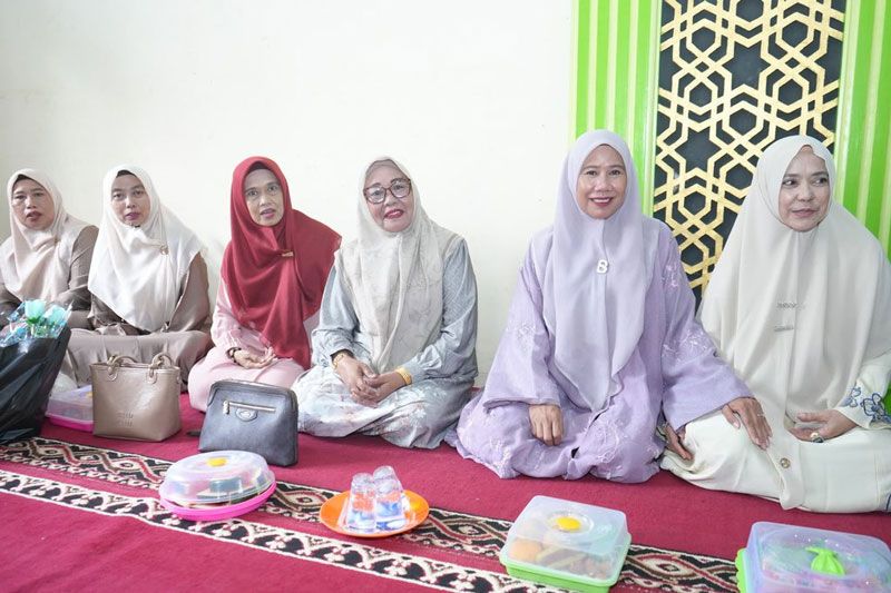 Plh Bupati Yuliantini Hadiri Maulid Nabi Bersama Warga Keritang