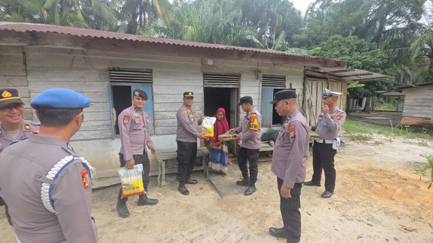 Program JALUR Polsek Kepenuhan Sasar Warga Pinggir Sungai Rokan, Bagikan Sembako dan CKG