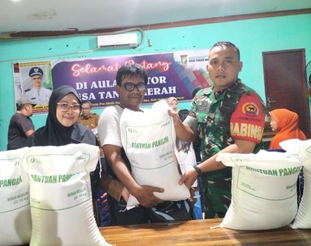 Dukung Kesejahteraan Masyarakat, Babinsa Koramil 06 Siak Hulu Dampingi Pemberian Sembako Bagi Warga Kurang Mampu