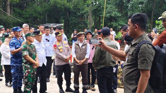 Kapolda Riau dan Menhut Raja Juli Antoni Bahas Kelestarian Gambut di Rumah Runding Bengkalis