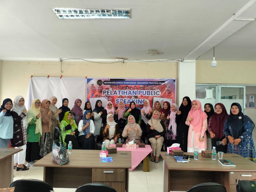Pelatihan Public Speaking IKWI Riau Dorong Perempuan Berani Tampil