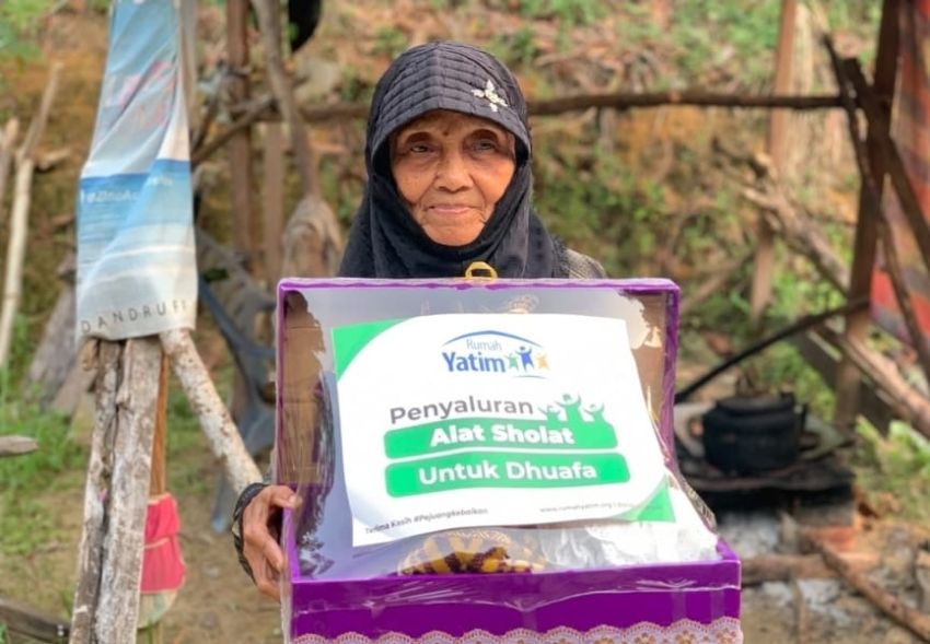 20 Lansia Dhuafa di Pekanbaru Terima Paket Alat Sholat dari Rumah Yatim