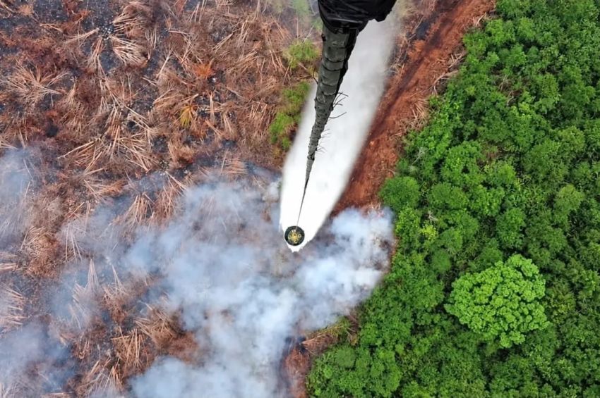 Water Bombing Satgas Udara Gempur Karhutla Dua Desa di Inhu