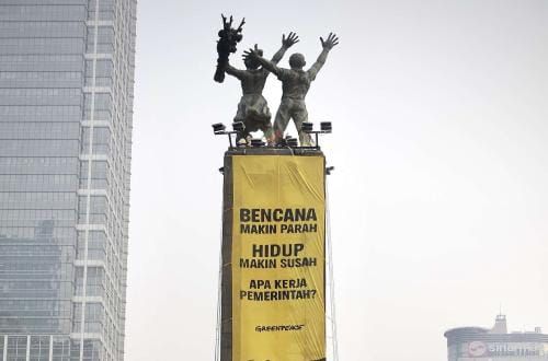 Greenpeace Bentangkan Spanduk Raksasa di Bundaran HI: Bencana Makin Parah, Hidup Makin Susah