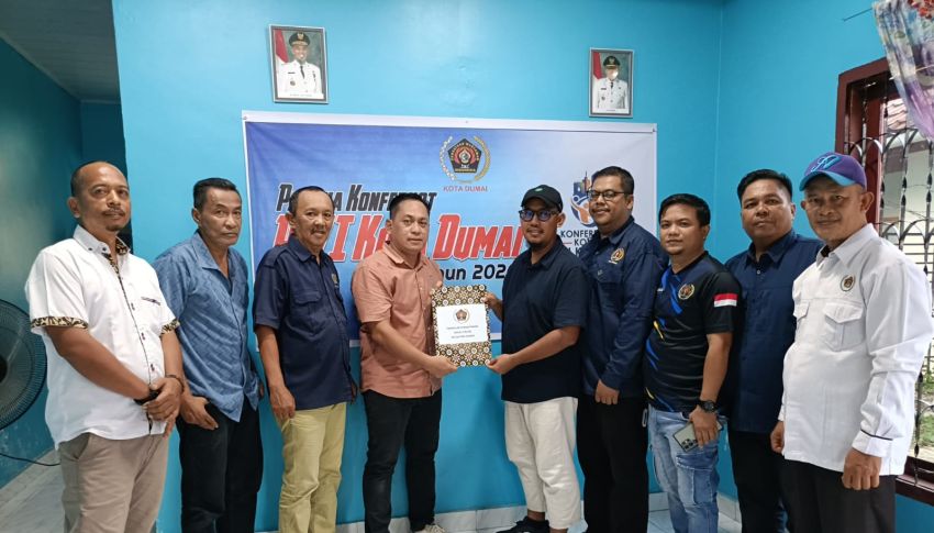Didampingi Dua Wartawan Senior, Bambang Prayetno Ambil Formulir Pendaftaran Balon Ketua PWI Dumai
