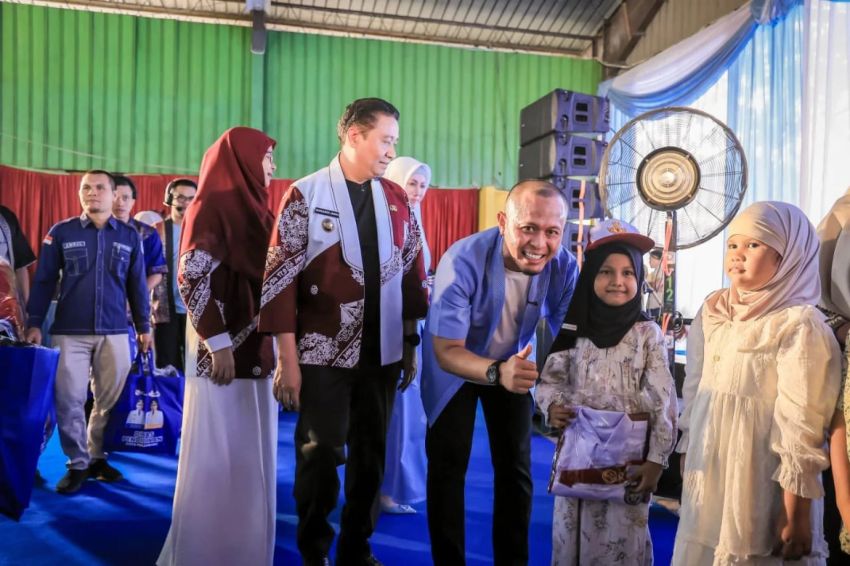 Wako Agung Wawako Markarius Serahkan 19.900 Seragam Gratis untuk Siswa di Pekanbaru
